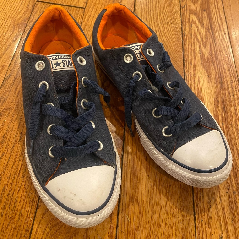 Size 4 (Kids) Size 7 (Women’s)Converse All Star